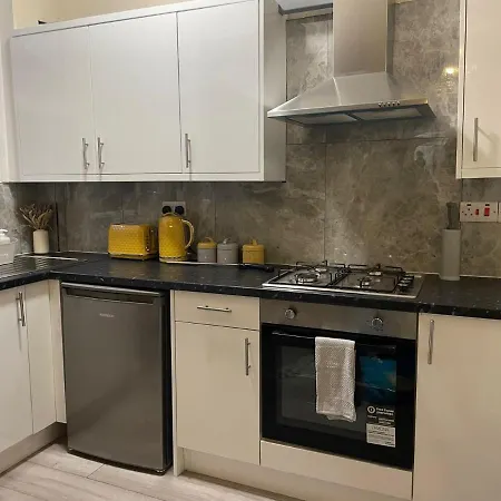 St James House - Sleeps 8! Лидс Экстерьер фото