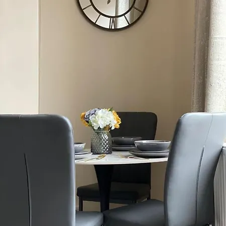 St James House - Sleeps 8! Лидс Экстерьер фото