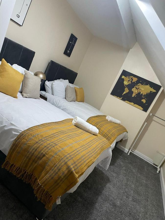 Apartment St House - Sleeps 8!