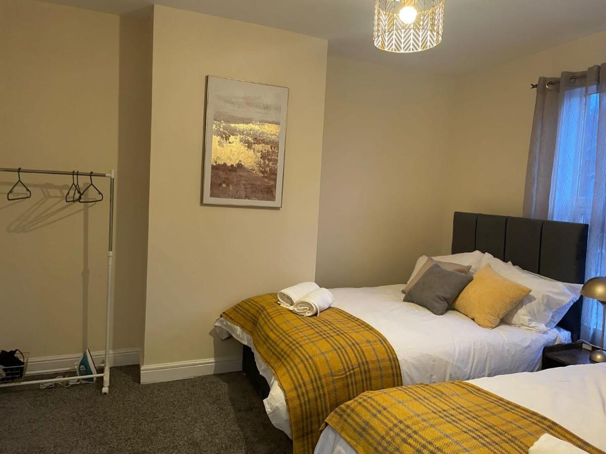 Apartment St House - Sleeps 8! *